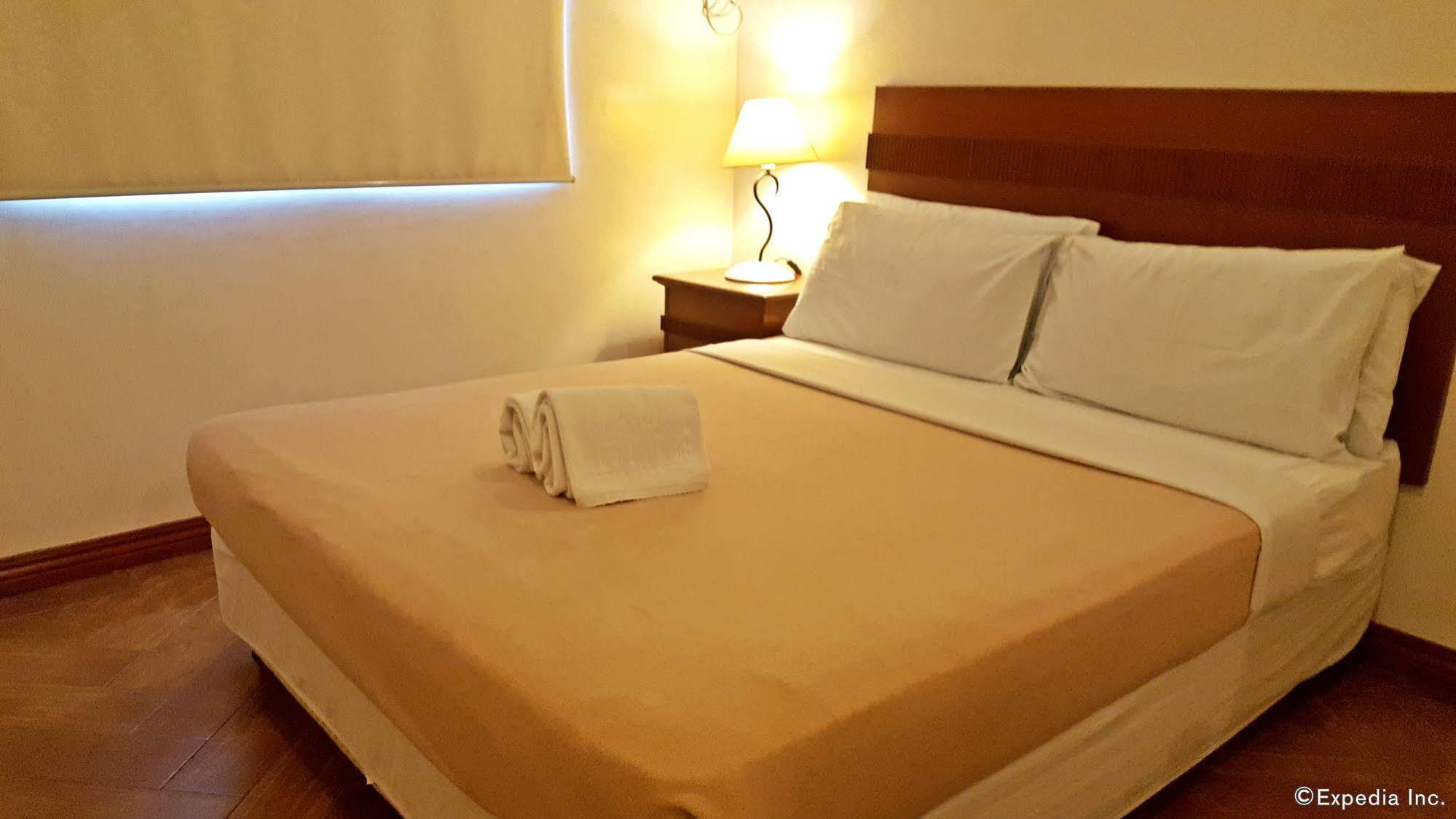 Avitel Hotel Макати Экстерьер фото