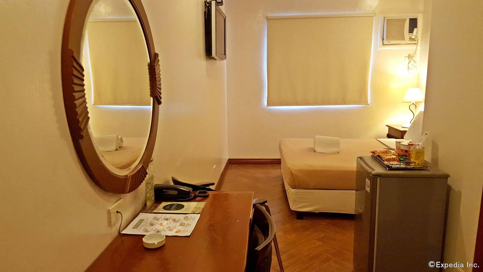 Avitel Hotel Макати Экстерьер фото