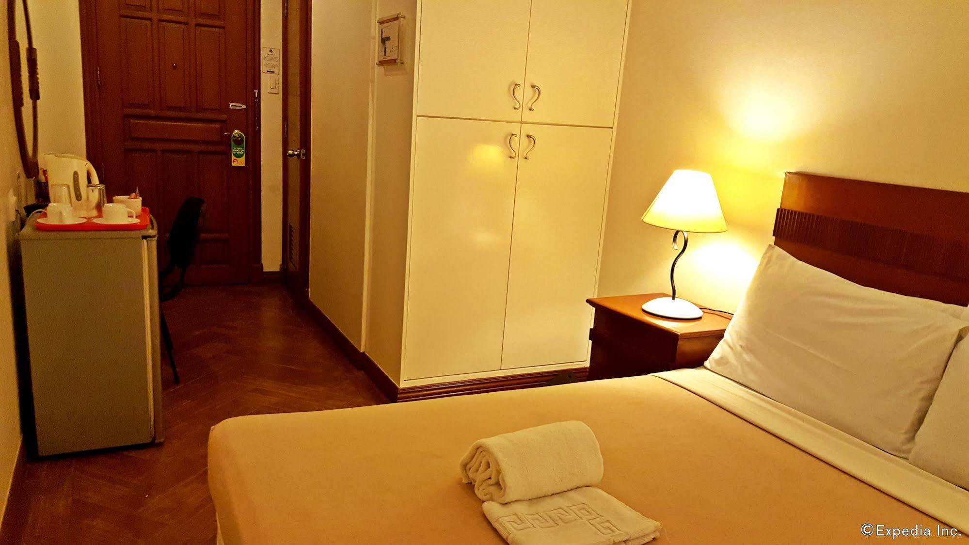 Avitel Hotel Макати Экстерьер фото