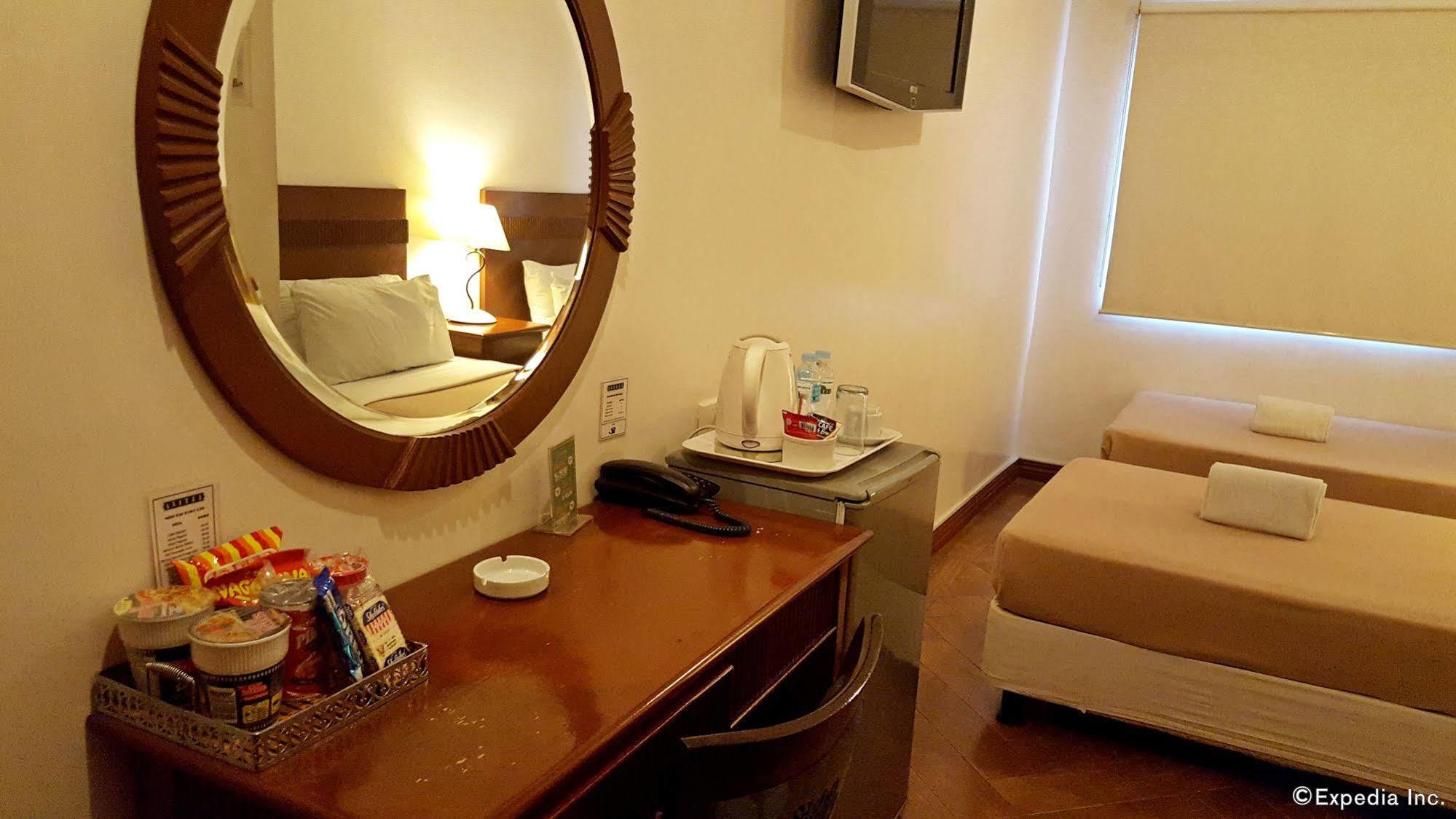 Avitel Hotel Макати Экстерьер фото